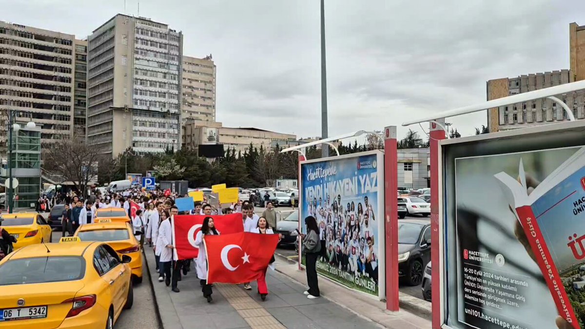 Ankara ve Hacettepe Tıp Öğrencilerinden Ortak Eylem: Cumhuriyet, Adalet ve Demokrasi Yürüyüşü