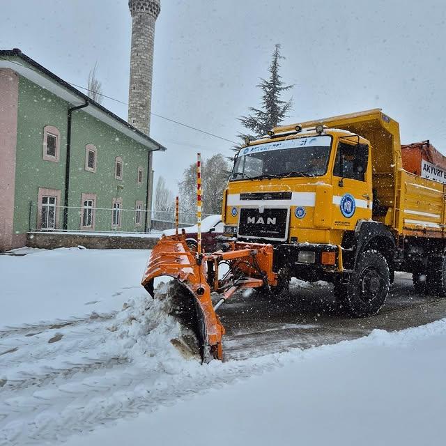 Akyurt’ta Kar Yağışı Altında Yol Çalışmaları Devam Ediyor