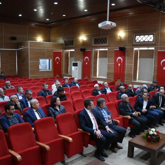 Nallıhan Belediyesi Muhtarlara Arsa Değerlendirmesi Hakkında Bilgilendirme Toplantısı Düzenledi
