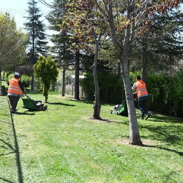 Beypazarı’nda Parklar Çim Biçimiyle Renklendiriliyor
