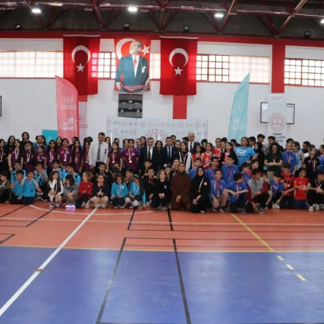 Elmadağ'da Satranç, Dart ve Masa Tenisi Turnuvalarında Dereceye Giren Öğrenciler Kutlandı