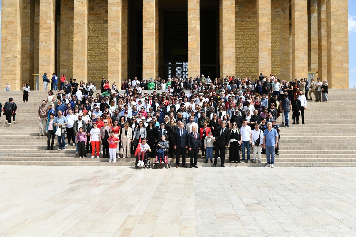Ankara'da Engelliler Haftası Etkinliği: Özel Eğitim Okulları Anıtkabir'e Çelenk Sundu