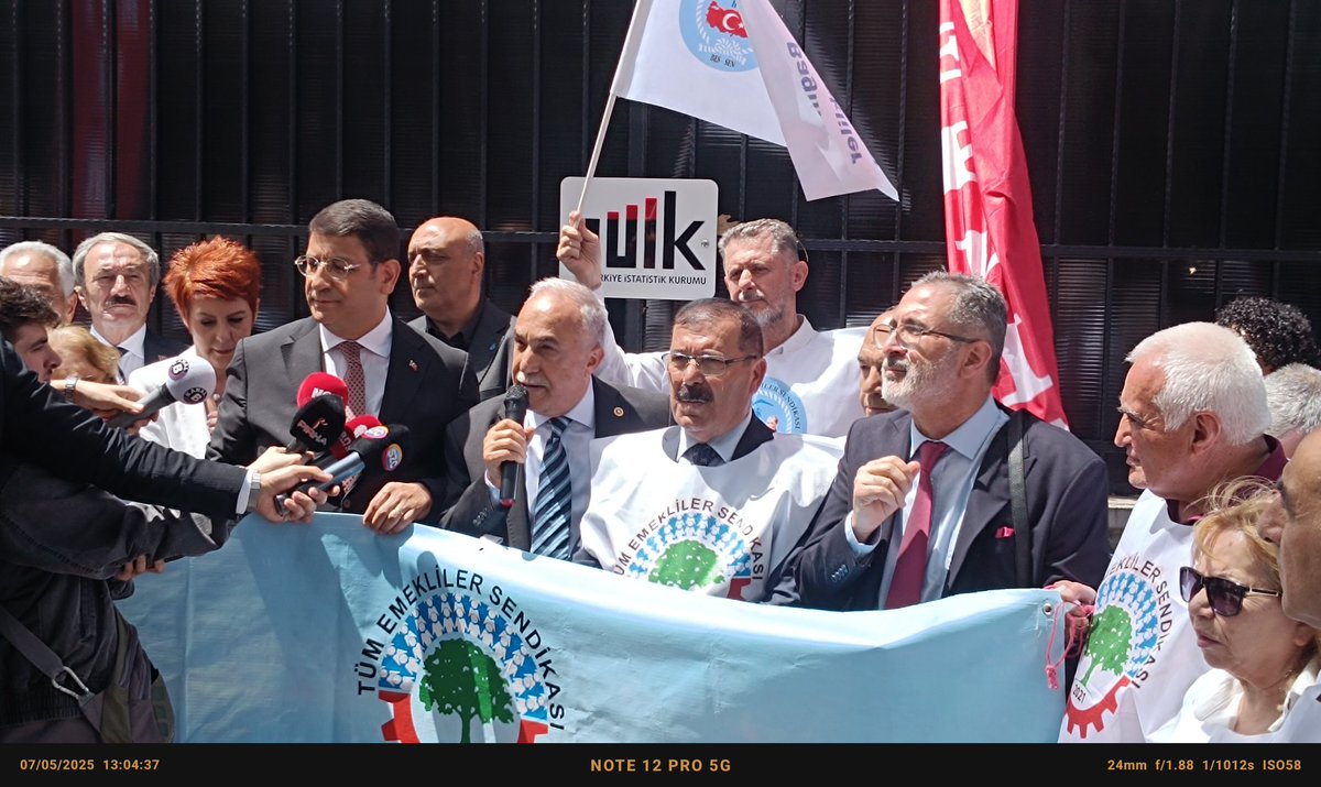 Emekliler TÜİK Önünde Geçim Sıkıntısına Dikkat Çekti