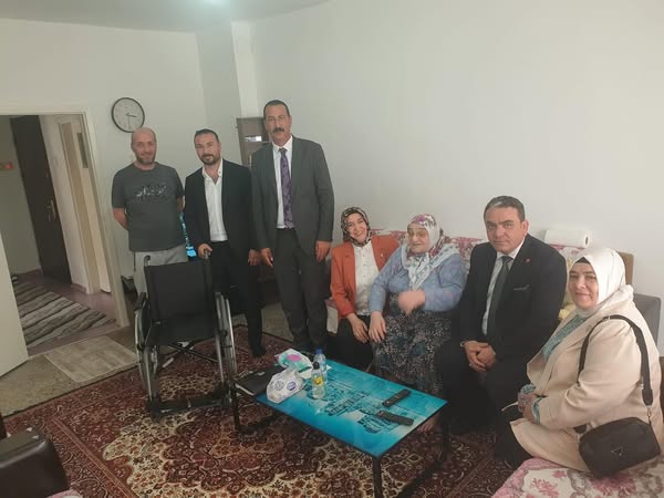 MHP Etimesgut İlçe Başkanlığı, Anneler Günü'nde İhtiyaç Sahibi Vatandaşa Tekerlekli Sandalye Hediye Etti