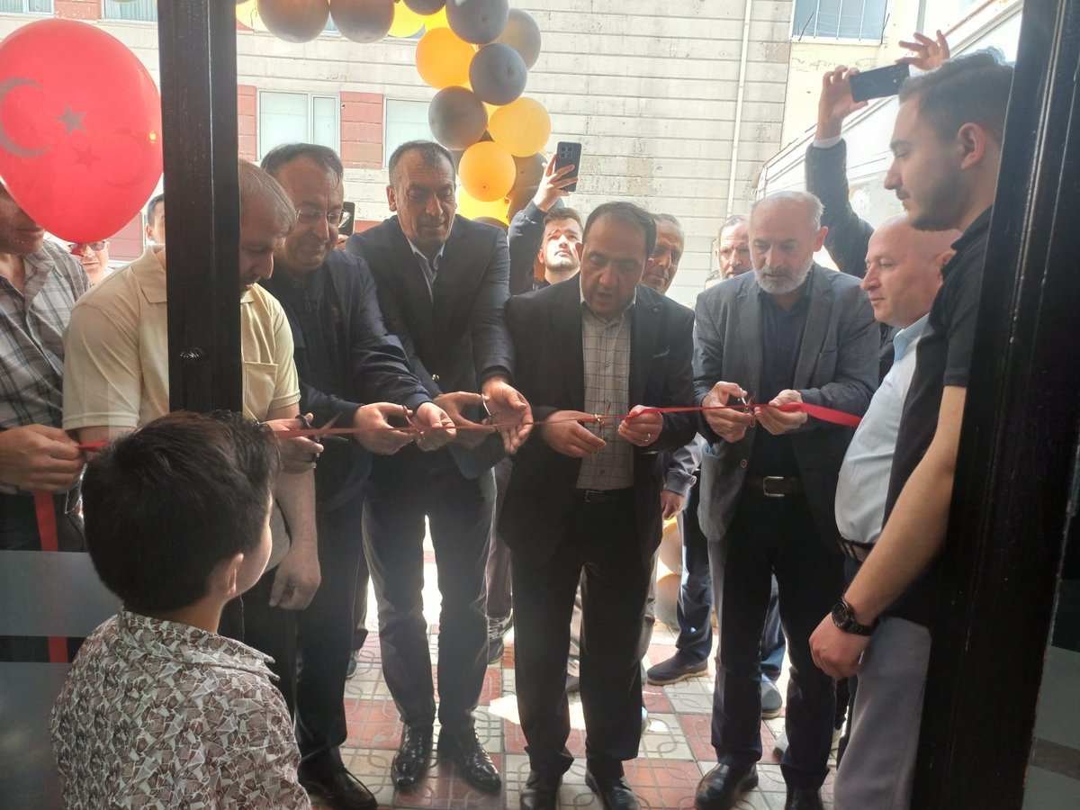 AK Parti Keçiören İlçe Başkanlığı, Yeni Kuaför İşletmesinin Açılışına Katıldı