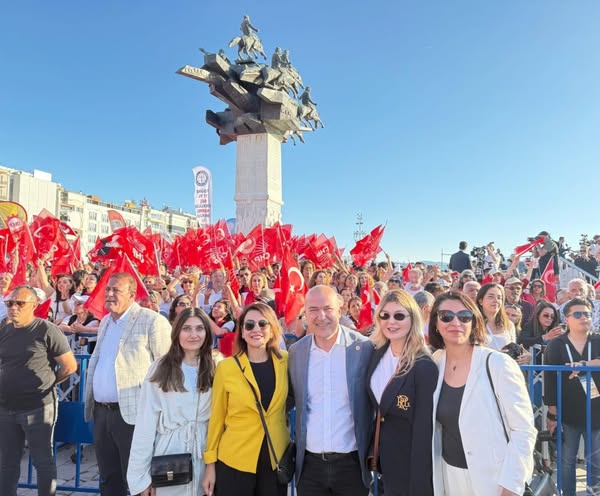 CHP Milletvekili Taşçıer, İzmir Gündoğdu Meydanı'nda Destek Çağrısı Yaptı