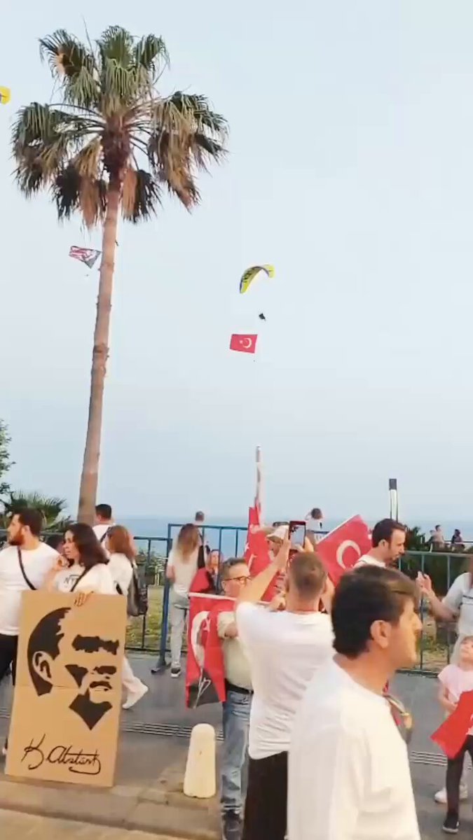 Türk Hava Kurumu, 19 Mayıs'ı Antalya Semalarında Kutladı