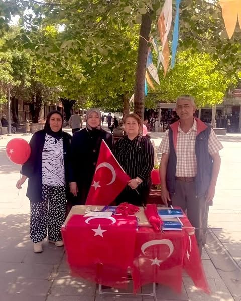 AK Parti Etimesgut İlçe Başkanlığı 15 Temmuz Şehitler Anıtı'nda Nöbet Tuttu