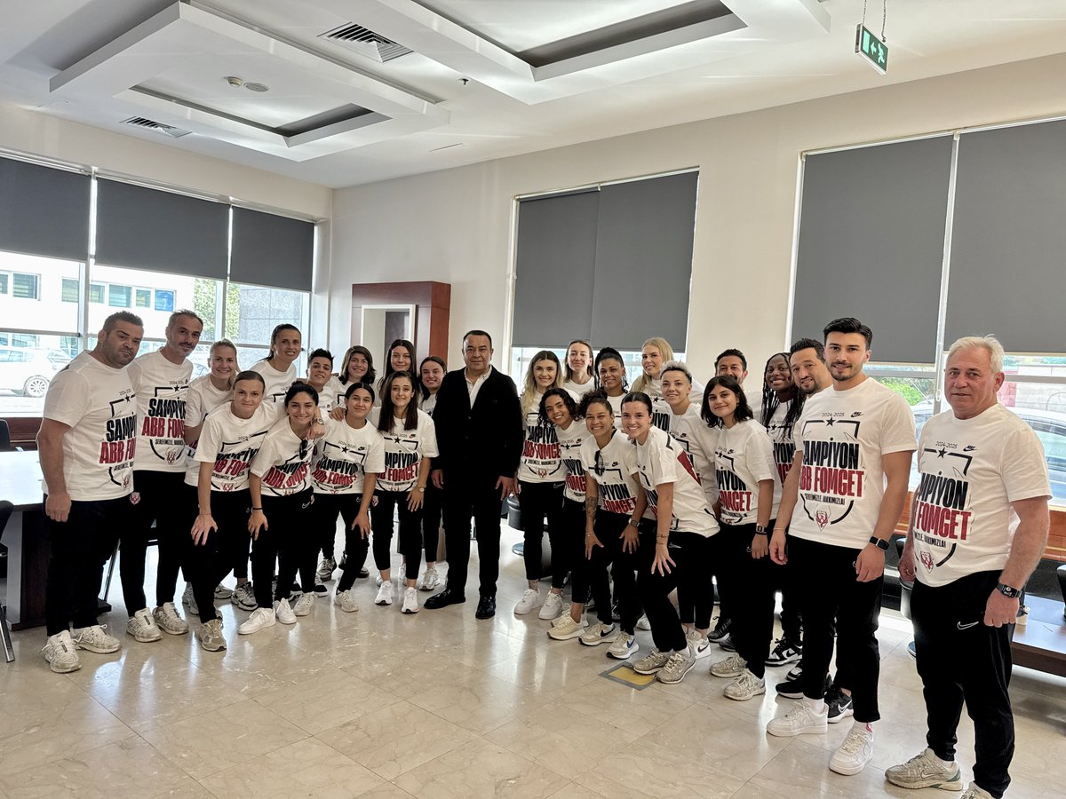 İYİ Parti Milletvekili Beker, Kadın Futbol Takımını Kutladı