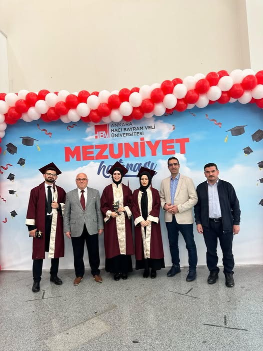 AHBVÜ İlahiyat Fakültesi Öğrencileri Mezuniyet Töreninde Ödüllendirildi
