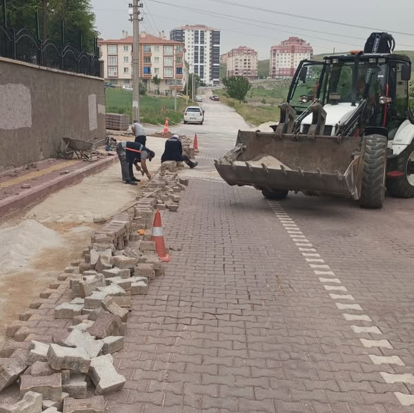 Pursaklar'da Yol Bakım Çalışmaları Devam Ediyor